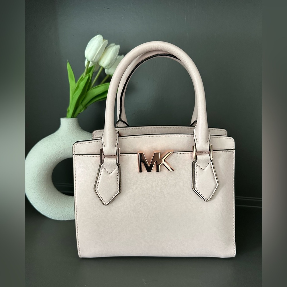 NWT Stunning Baby Pink Michael Kors Purse with Rose Gold Details!💕